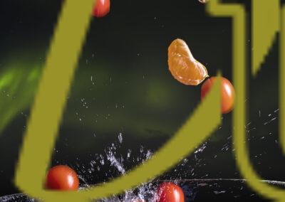 fotografia de salpicaduras de frutas al caer al agua